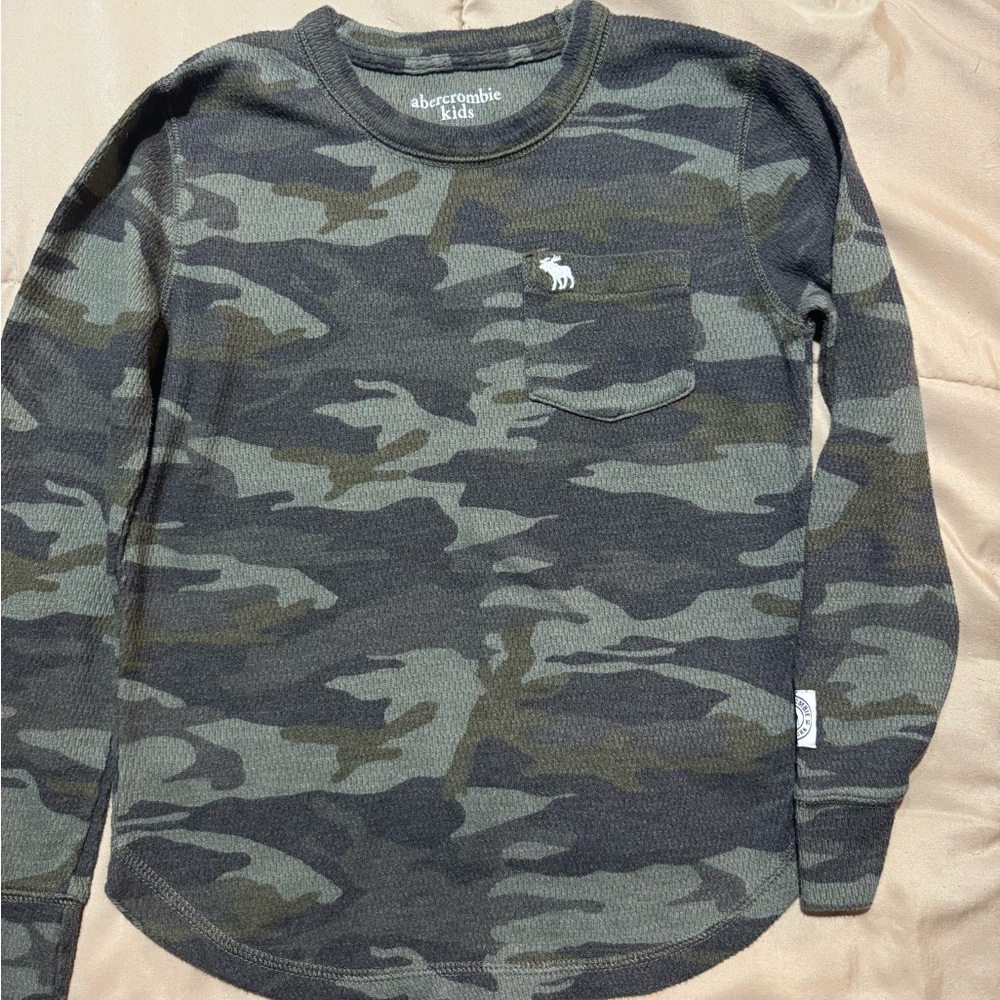 Abercrombie Kids Green Camouflage Long Sleeve Thermal tee size 7/8